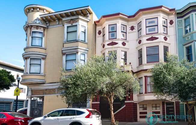 Cole Valley/Haight: Unfurnished Edwardian Flat w/ in-unit W/D