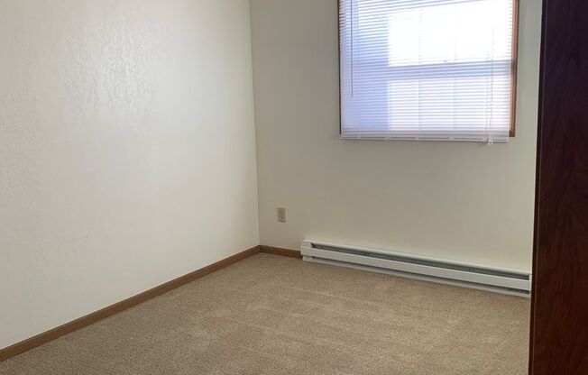 2 beds, 1 bath, $1,000, Unit 6