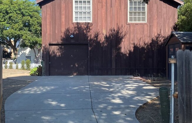 Santa Barbara - Cute two bedroom, one bath upstairs home near Cottage Hospital.