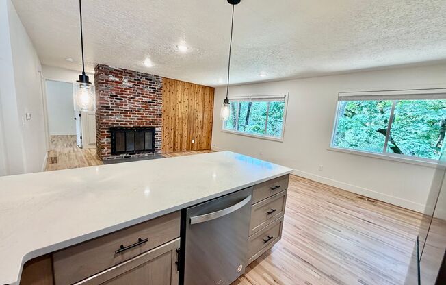 Freshly Remodeled 5bd/2.5bath Home w/ Daylight Basement in Heart of Multnomah Village