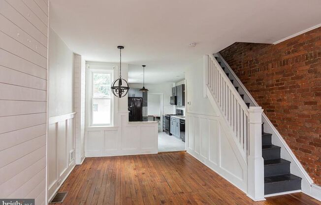 Charming Renovated 2 Bedroom Home with Modern Amenities in The Heart Of Cabbage Hill!