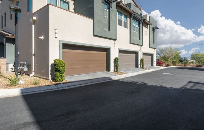 Luxury Summerlin townhome in resort style gated community