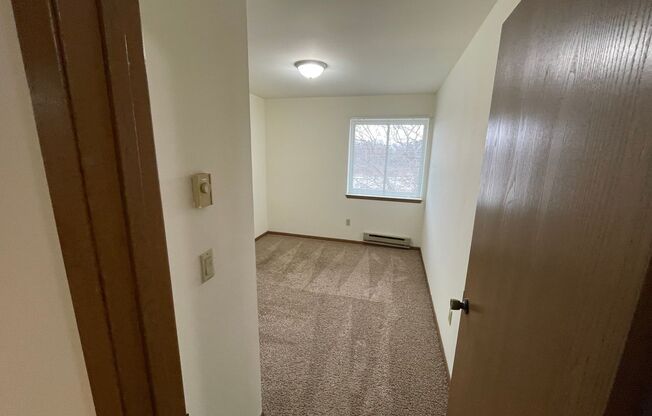 3 beds, 1 bath, 1,040 sqft, $1,695, Unit 3172-304
