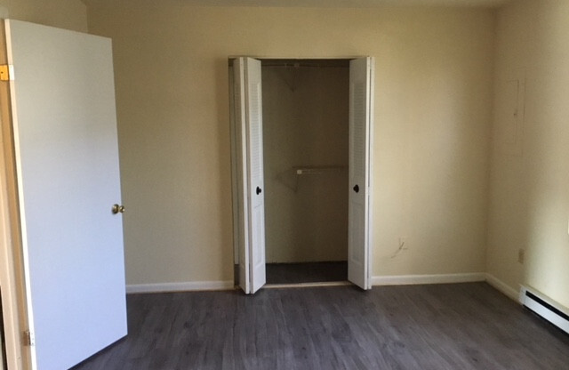 1 bed, 1 bath, $850, Unit B