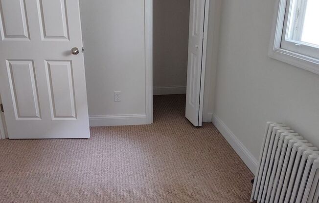 2 beds, 1 bath, $1,050, Unit 2420 Pleasant #3