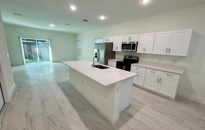 Brand-New 4-Bedroom Home with Modern Finishes and Convenient Orlando Access