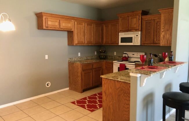 $200 off your move in by Oct 15th! Located in Edgewood Manor and in Mustang School District!, Nearby parks and shopping! 3 bed 2 bath duplex ready for move in!