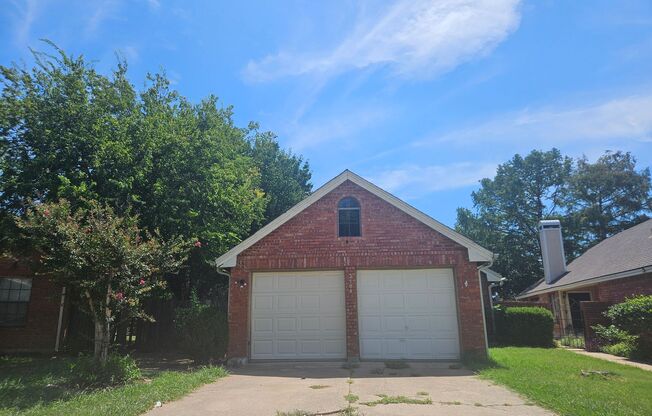 Nice single family in Grand Prairie with large, fenced back yard