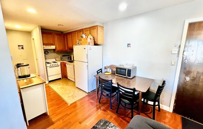 2 beds, 1 bath, 693 sqft, $2,385, Unit 20