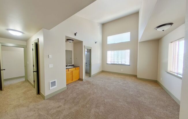 4 beds, 2.5 baths, $4,120, Unit 576 East 15th Alley