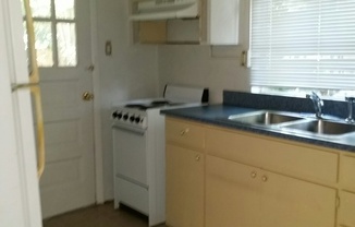 2 beds, 1 bath, $500, Unit A