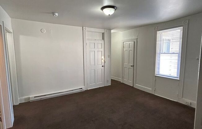 2 beds, 1 bath, $1,195, Unit 314 S Queen Apt 2