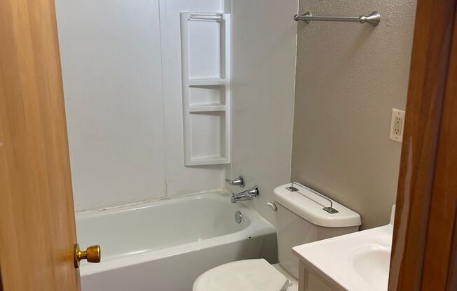 2 beds, 1 bath, $645, Unit 3