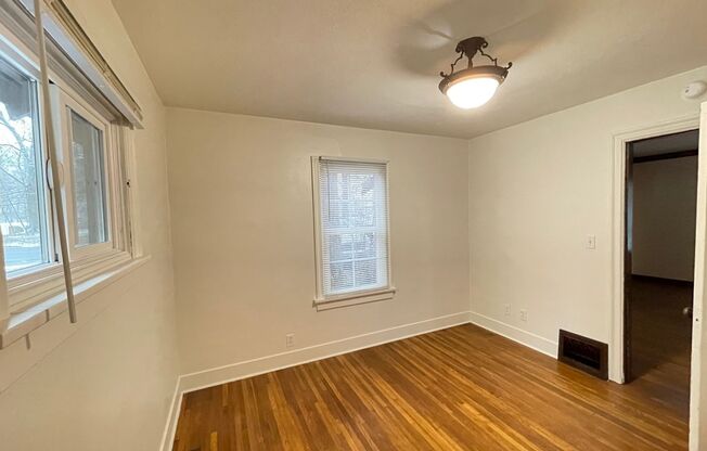 2 beds, 1 bath, $1,299, Unit Upper