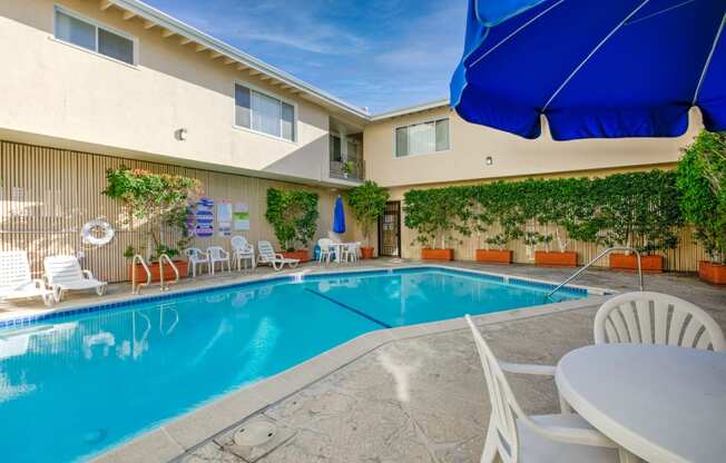 Apartment Building in Sherman Oaks Pool