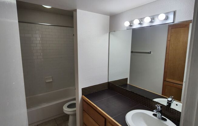 2 beds, 1 bath, 900 sqft, $1,350, Unit ELP2202-334