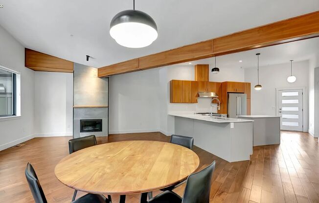 Beautiful Modern Condo in Rattlesnake