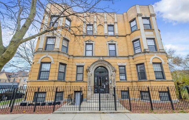 3 Bedroom Unit in Bronzeville. ONE MONTH FREE!