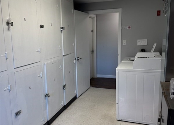 Studio, 1 bath, 400 sqft, $2,100, Unit 3