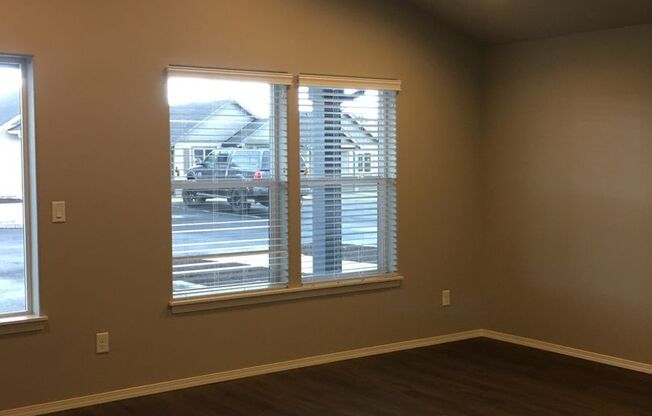 Newer 2 Bedroom / 1 Bathroom in SW Redmond