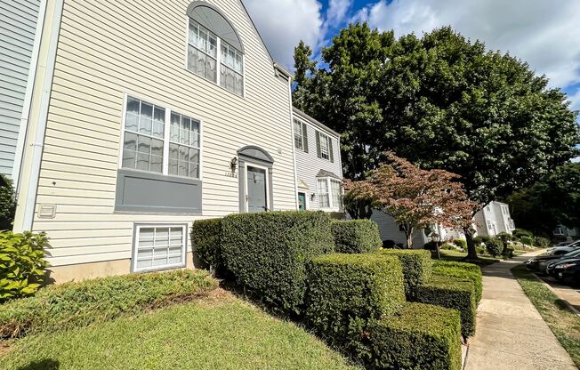 Gorgeous 2 Bed 2.5 Bath Townhouse With Private Deck And Patio In Singletons Grove