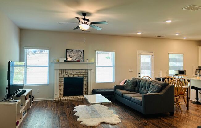 Wow! Beautiful 4 bedroom 2.5 bathroom home in Newnan! Must See!