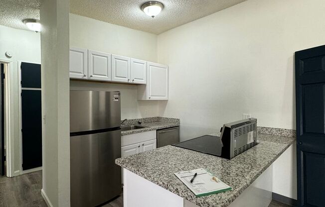 2 beds, 1 bath, 682 sqft, $1,300, Unit 35