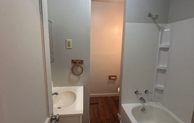 3 beds, 1 bath, $820