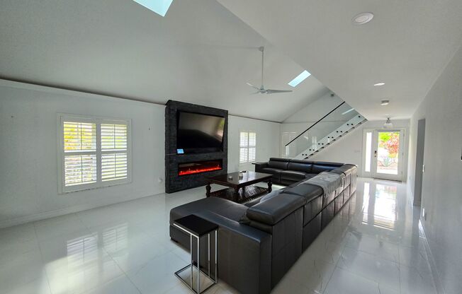 SEASONAL RENTAL - Luxury by the Beach!
