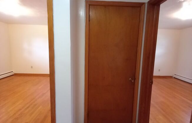 2 beds, 1 bath, 903 sqft, $1,250, Unit B-2