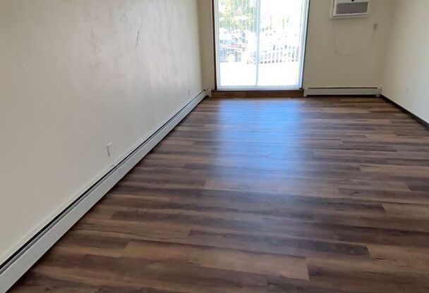 2 beds, 1 bath, 950 sqft, $1,295, Unit 1800-305