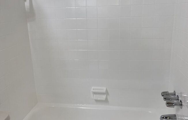 2 beds, 1 bath, 863 sqft, $1,900, Unit 5335 #3