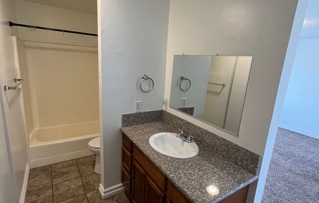 1 bed, 1 bath, $950, Unit U