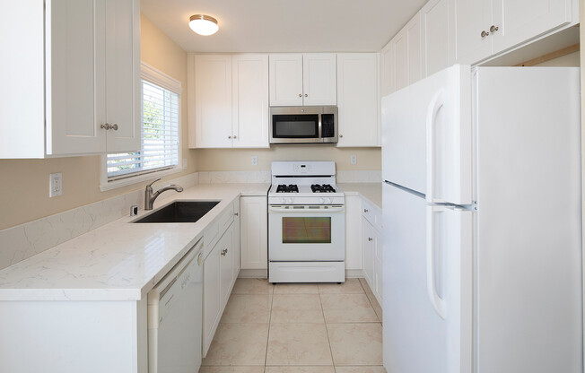 Charming Upstairs 1 BR in Pacific Beach with Garage Parking