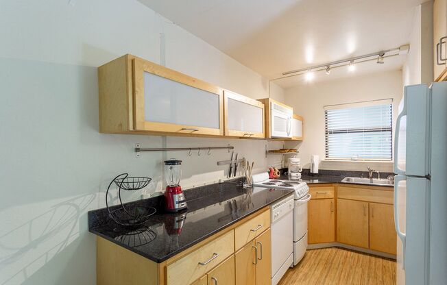 2 beds, 1 bath, $895, Unit 2 BR 1BA