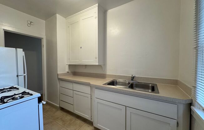 2 beds, 1 bath, 900 sqft, $1,695, Unit 03