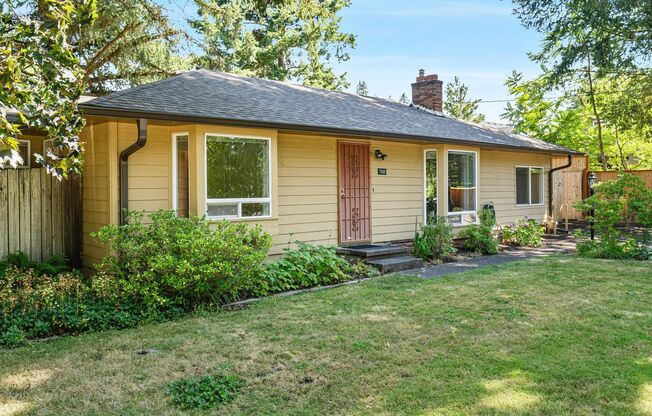 Charming, retro 2-bdrm/2-bath ranch w/ large family room in tranquil setting