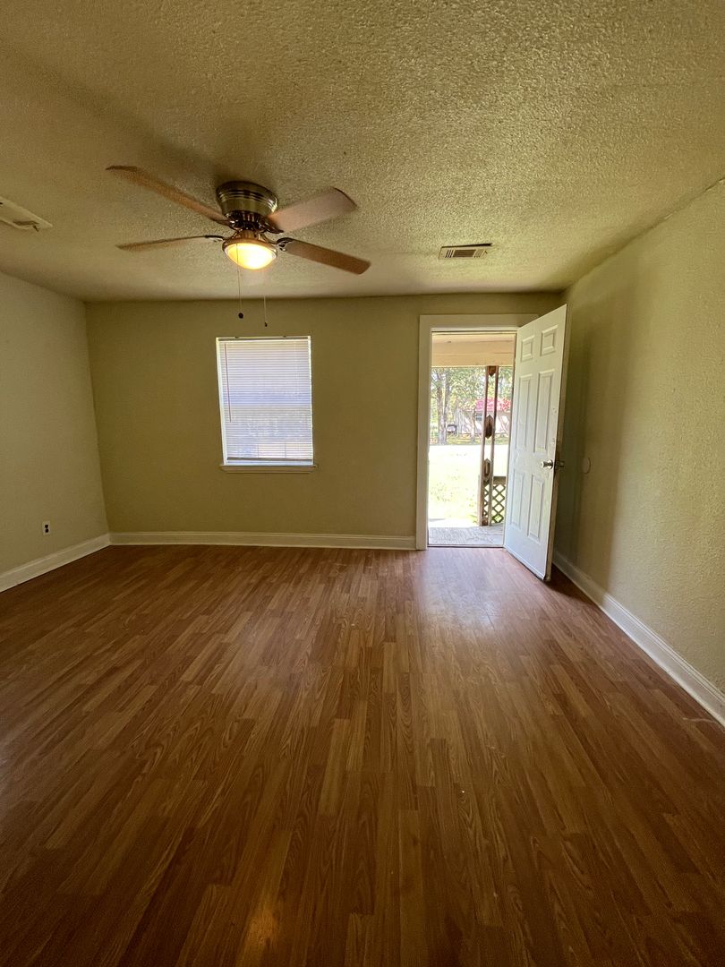 2 bed / 1 bath Available Now!