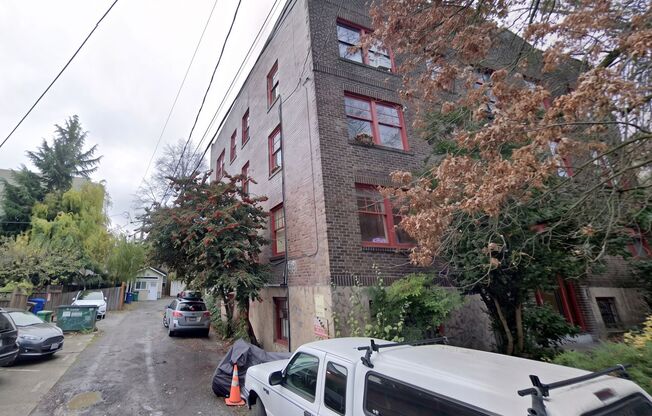 Huntington Arms - Located on the west slope of Capitol Hill