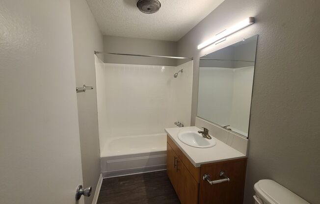 2 beds, 1 bath, 950 sqft, $2,800, Unit 1718-18