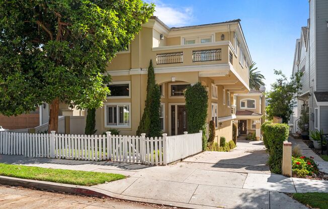 Spacious detached townhome available in South Redondo Beach