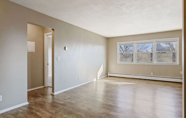 2 beds, 1 bath, $1,050, Unit Unit 4