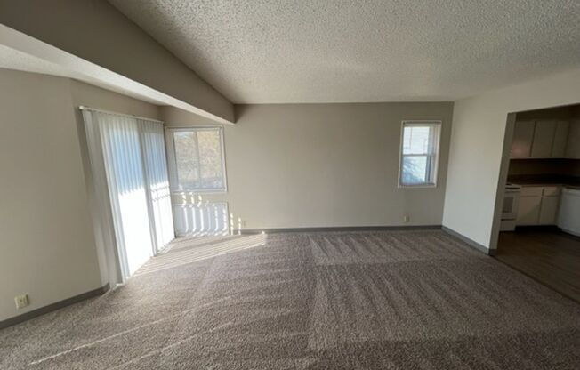 2 beds, 1 bath, $1,175, Unit 2575NE