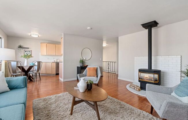 Lovely Updated Gresham Townhome Style Condo!