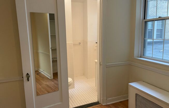 Studio, 1 bath, 294 sqft, $1,225, Unit New King Edward  1A4