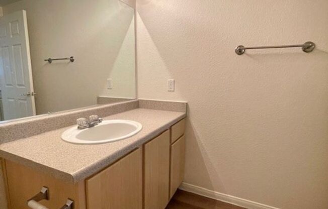 2 beds, 2 baths, $1,350, Unit # 1075