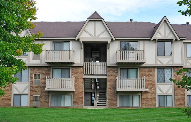 Apartment Building Exterior at Rivers Edge Apartments, Waterford, MI, 48327