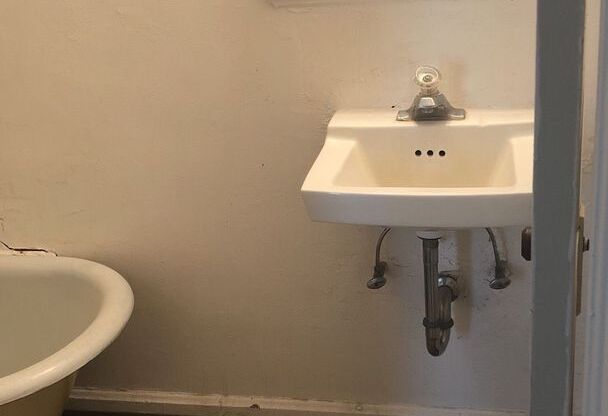 2 beds, 1 bath, $810, Unit G-2