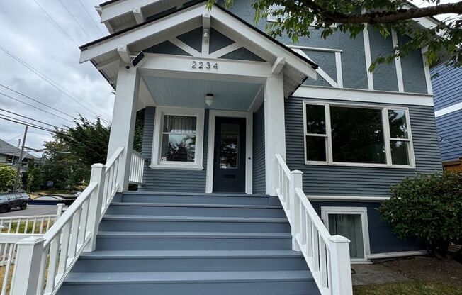 Warm & cozy 5 bed 2.5 bath home in the heart of QueenAnne in Seattle