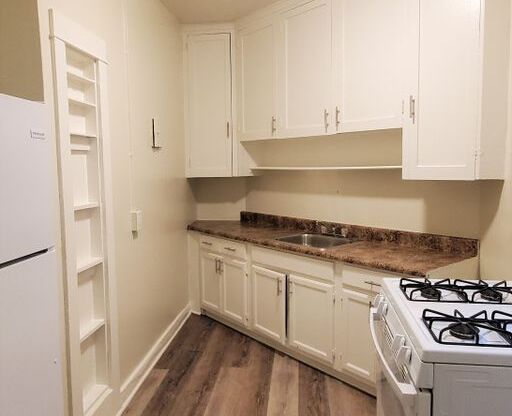 Studio, 1 bath, 550 sqft, $1,275, Unit 111
